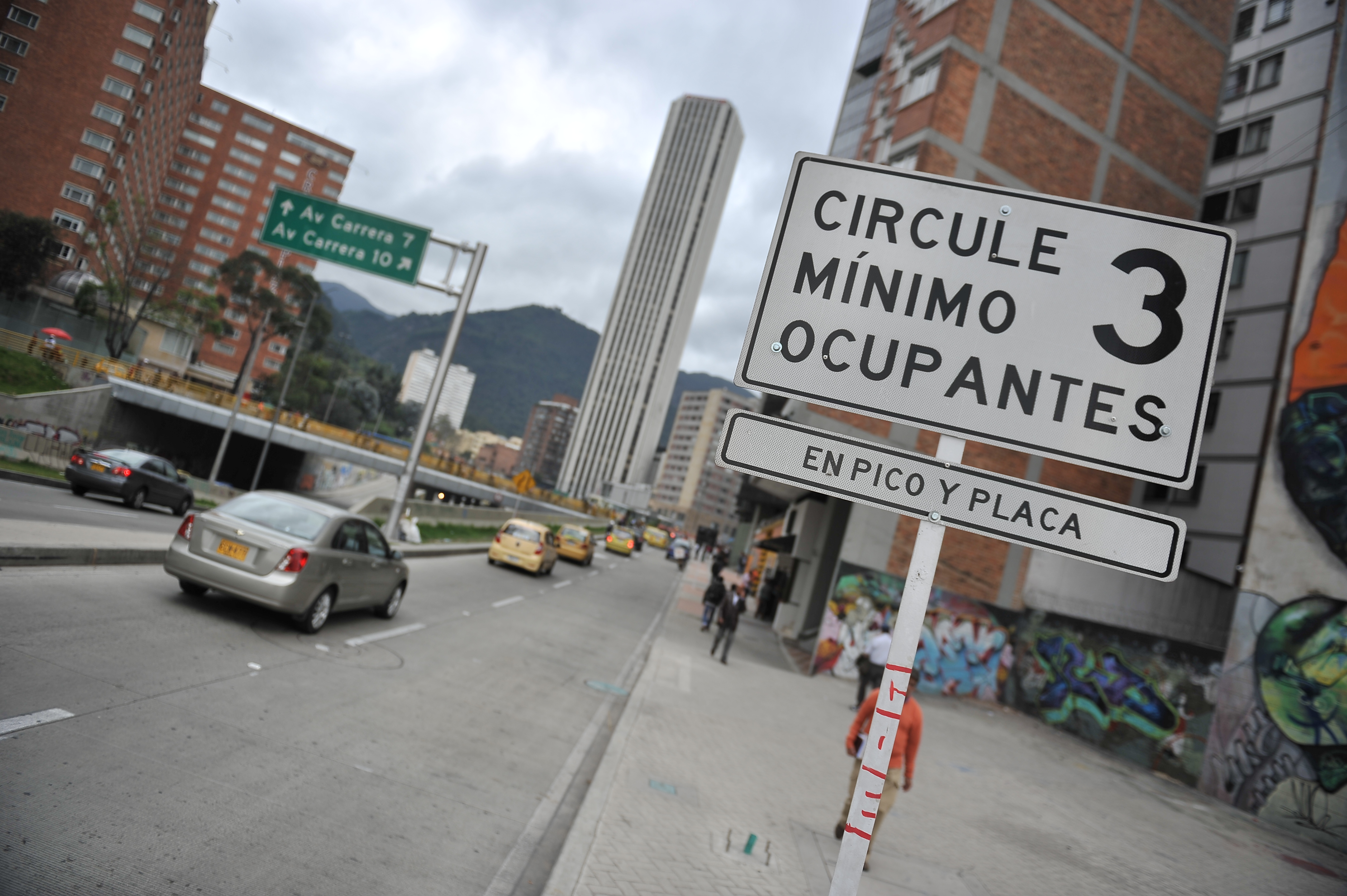 Avisos que hacen referencia a el cambio de restricción vehicular en el centro de la capital