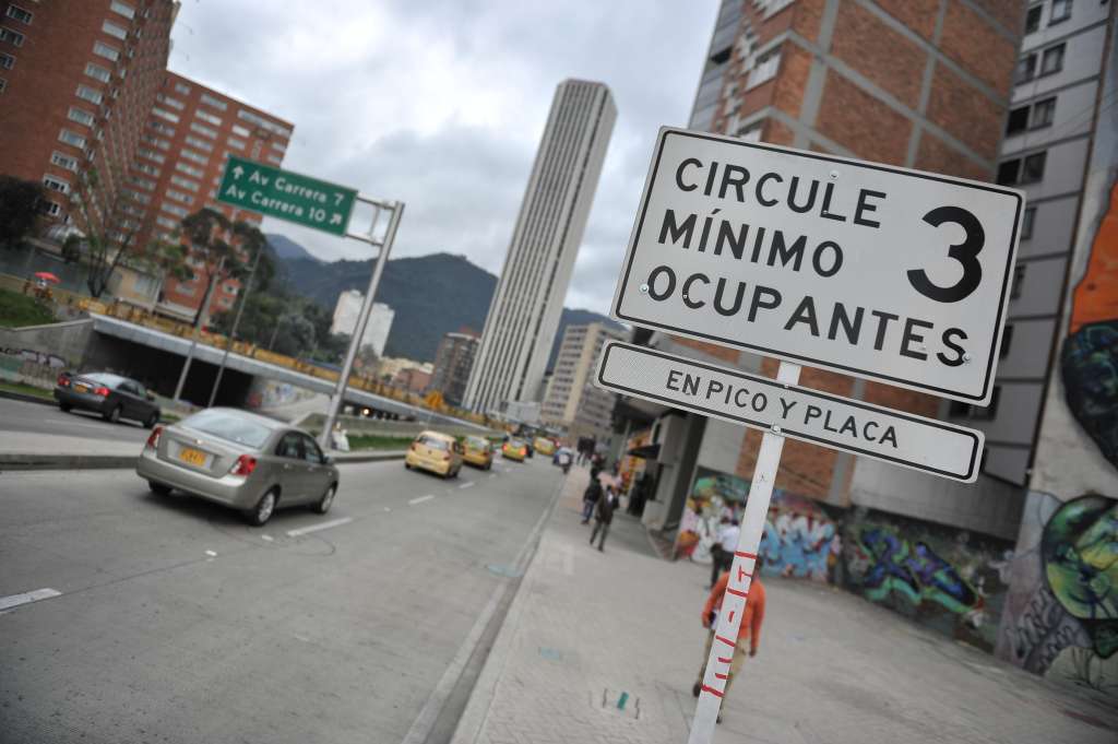 Avisos que hacen referencia a el cambio de restricción vehicular en el centro de la capital