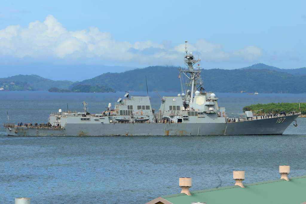 ATENCIÓN EDITORES: Corrige crédito de fotógrafo en la serie Trinidad y Tobago AME2024. PUERTO ESPAÑA (TRINIDAD Y TOBAGO), 26/10/2025.- El destructor USS Gravely de la Armada de Estados Unidos arribó este domingo, a Puerto España (Trinidad y Tobago). El destructor USS Gravely llevará a cabo ejercicios militares durante varios días, como parte del despliegue naval de Washington en el mar Caribe. EFE/ Karla Ramoo