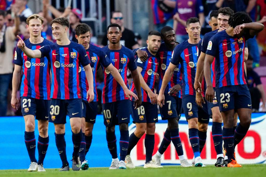 BARCELONA, 28/05/2023.- El centrocampista del FC Barcelona Gavi (2-i) celebra junto a sus compañeros tras marcar el tercer gol ante el Mallorca, durante el encuentro correspondiente a la jornada 37 de Primera División disputado hoy domingo en el Camp Nou. EFE/Enric Fontcuberta