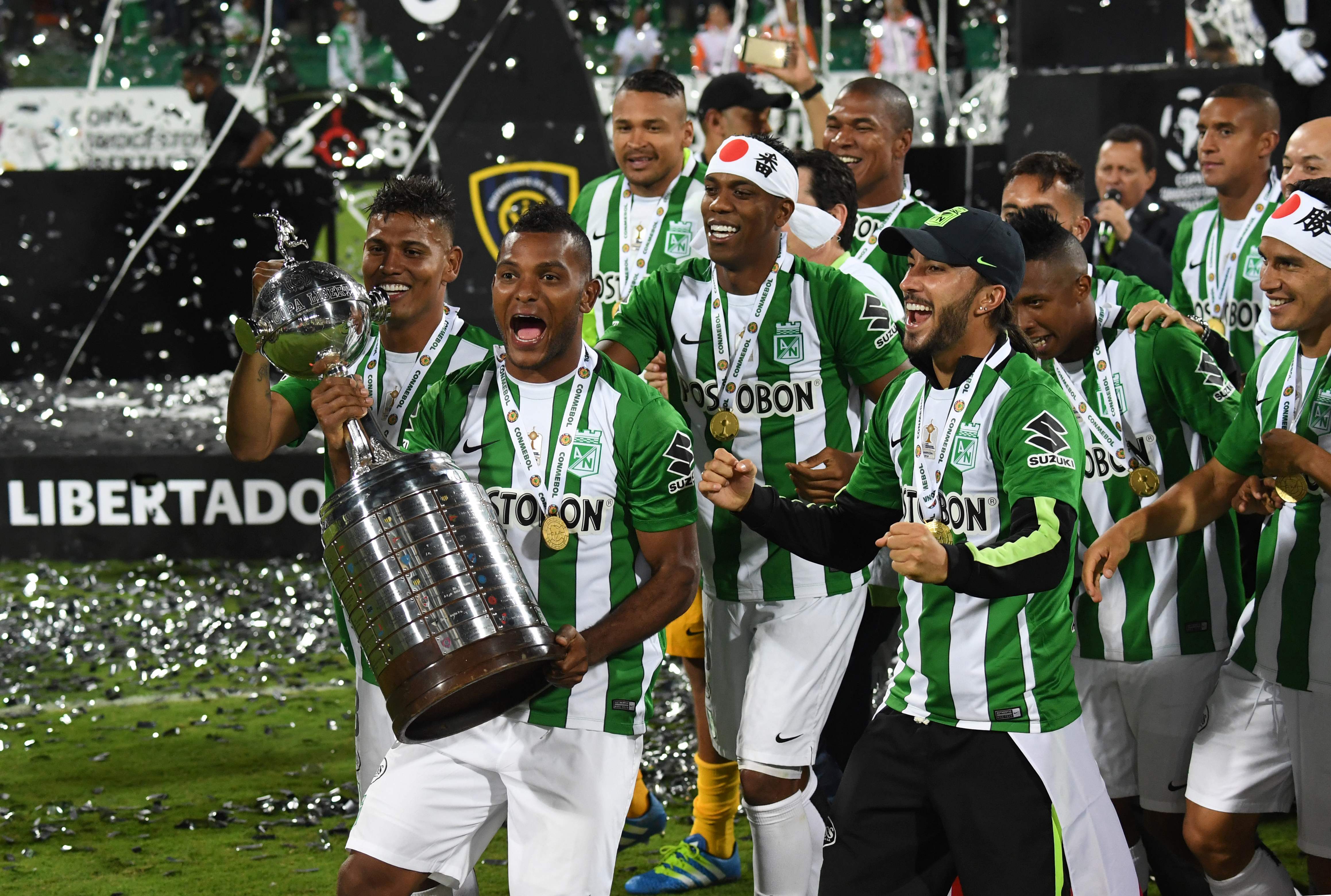 Miguel Ángel Borja celebrando con el trofeo de la Copa Libertadores el título de Atlético Nacional en 2016 frente a Independiente del Valle, en el estadio Atanasio Girardot de Medellín, el miércoles 27 de julio.