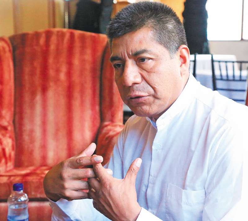 Fernando Huanacuni Mamani explica el cambio de paradigma que promueve desde Bolivia. / Cortesía de Adalguiza Barandica