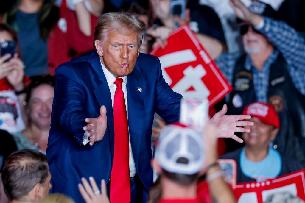 Greensboro (United States), 23/10/2024.- Former US president and Republican presidential nominee Donald Trump reacts at the conclusion of a campaign rally at the Greensboro Coliseum in Greensboro, North Carolina, USA, 22 October 2024. Trump is running against Democratic US Vice President Kamala Harris. EFE/EPA/ERIK S. LESSER