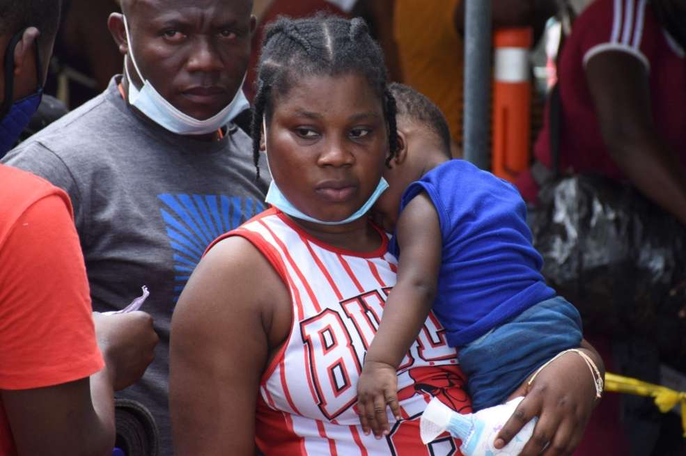 La crisis humanitaria en Necoclí tiene sin agua y poco alimento a la población local y migrante.