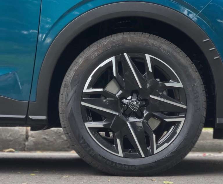 El 5008 de Peugeot calza unos neumáticos de especificación 145/80 R19.