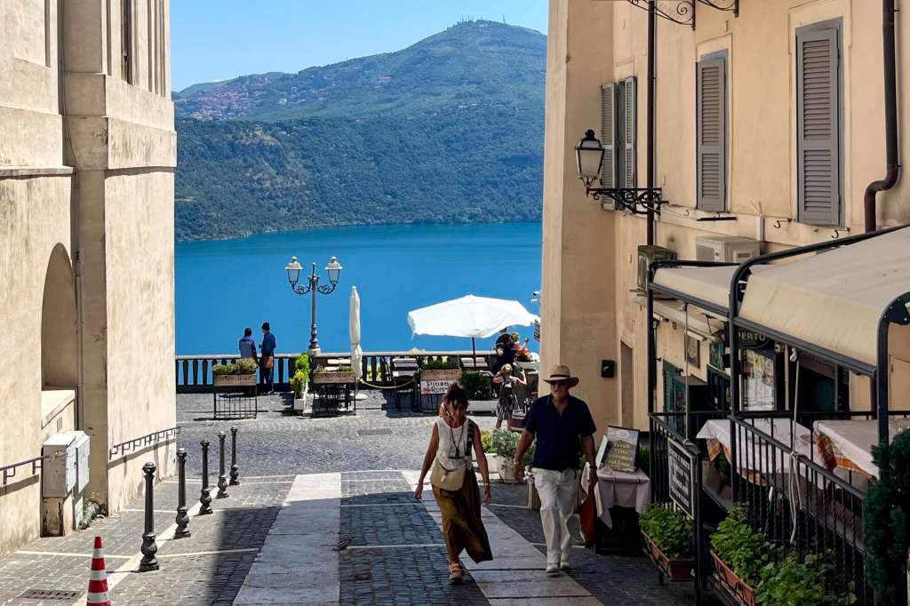 CASTEL GANDOLFO (ITALIA), 02/07/2025.-En las afueras de Roma, a orillas de un lago volcánico, se encuentra Castel Gandolfo, tradicional meta estival de los papas que ahora acoge con entusiasmo a León XIV, quien ha reanudado esta costumbre vacacional tras casi 13 años de ausencia de Francisco.-EFE/ Gonzalo Sánchez