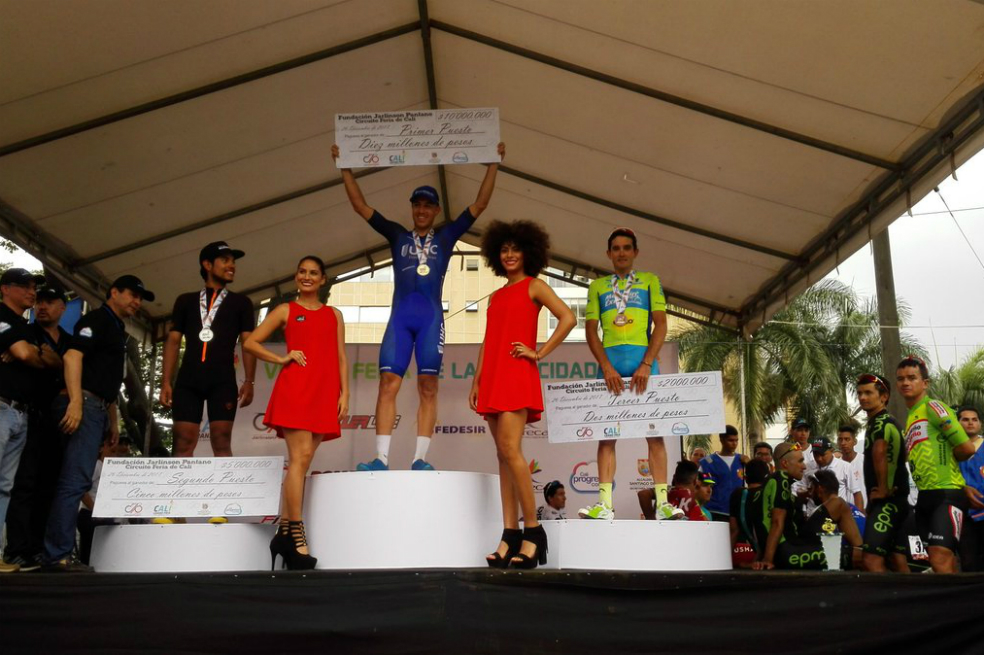 Carlos Alzate se llevó un premio de diez millones de pesos. / @FeriaDeCaliOf