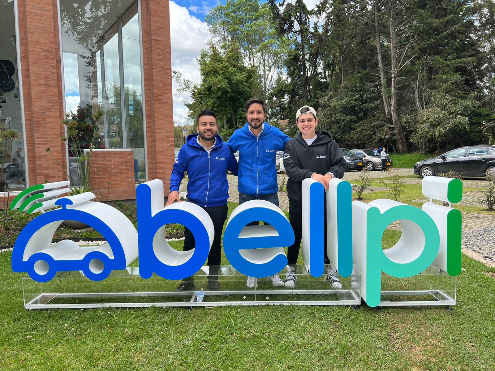 Jaime Andrés Mayoral es el CEO de bellpi, Sebastián Ángel Godoy es el Head of product y Julián Hernández Rodríguez es el Head of Marketing, los emprendedores detrás de esta idea de comercialización, con base tecnológica, de carros usados en Colombia.