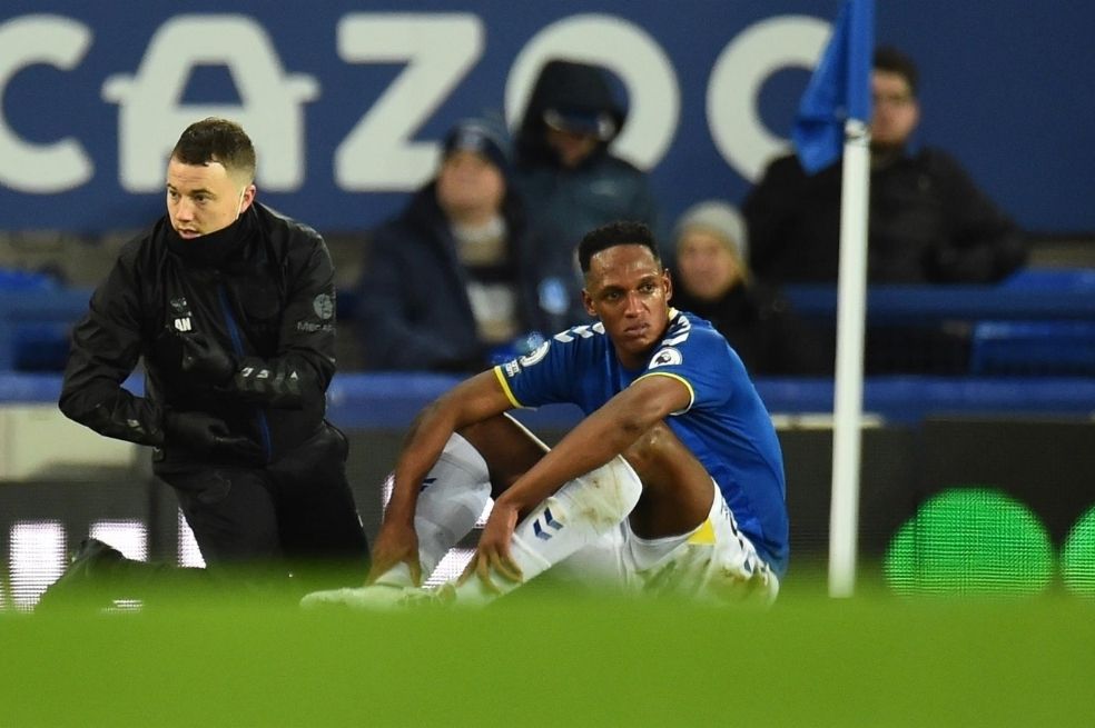 Yerry Mina se lesionó en su regreso tras mes y medio por fuera de las canchas.