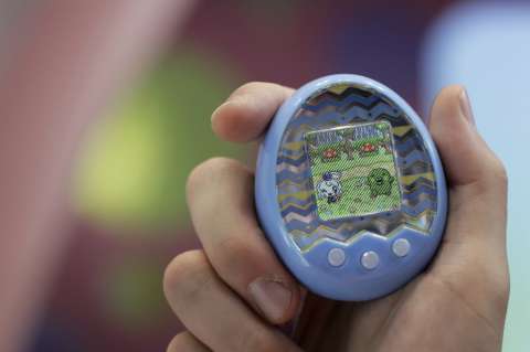 Lanzan nueva versión del tamagotchi en su vigésimo aniversario