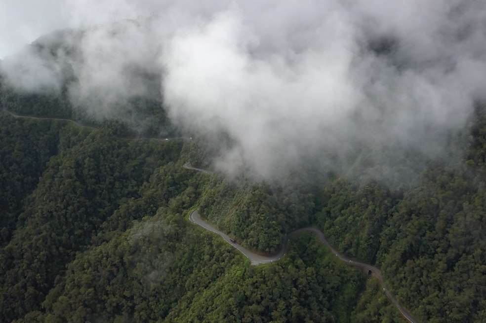 Se ve el verde de las montañas y sobre ellas el blanco de la neblina.