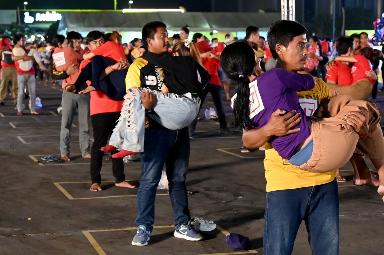 Camboya rompe récord mundial de llevar a 245 novias en brazos
