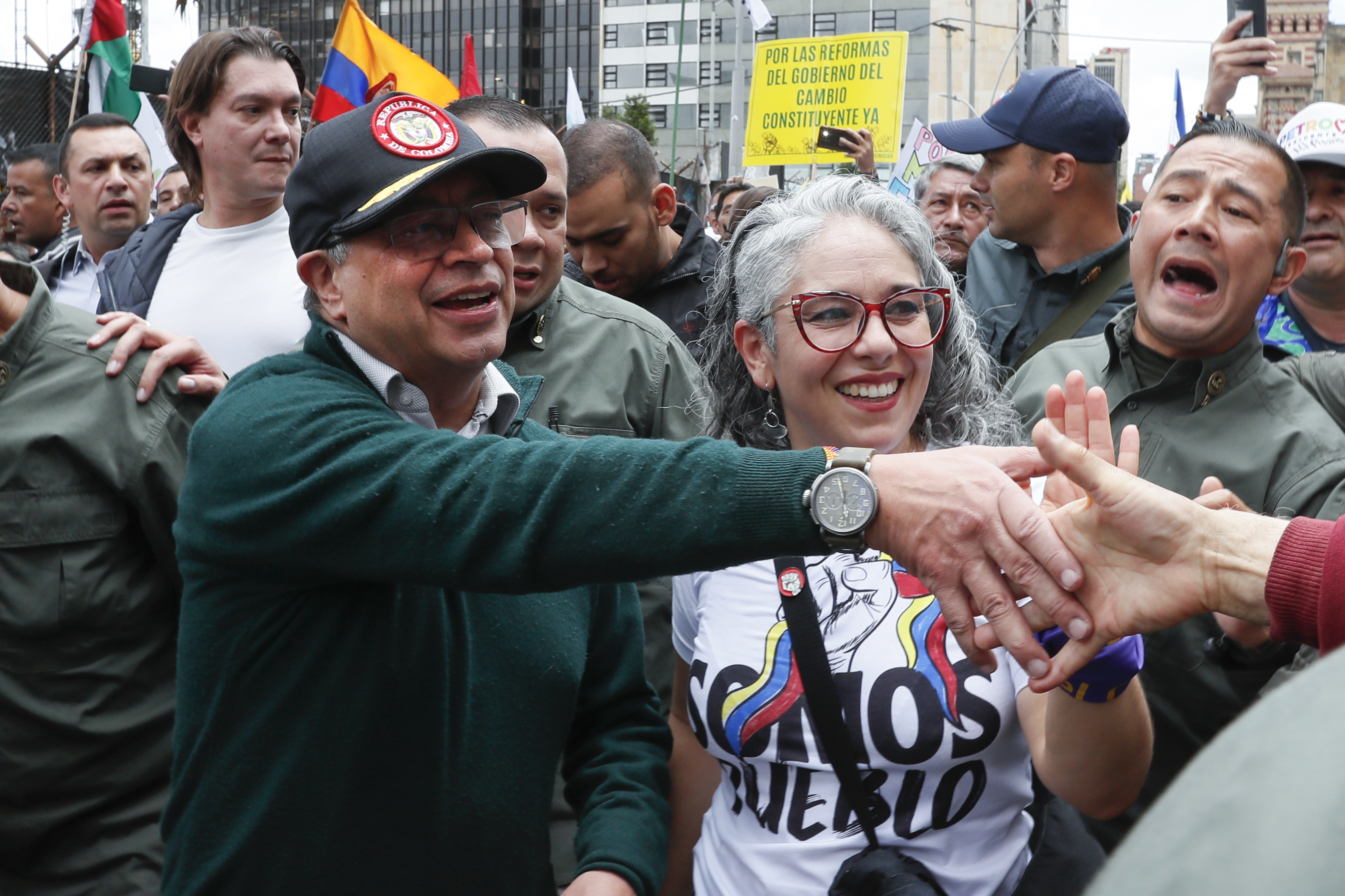 AMDEP996. BOGOTÁ (COLOMBIA), 01/05/2024.- El presidente de Colombia, Gustavo Petro (i), saluda junto a la senadora María José Pizarro en una marcha con motivo Día Internacional de los Trabajadores este miércoles, en Bogotá (Colombia). Miles de trabajadores salieron este miércoles a las calles de las principales ciudades colombianas para conmemorar el Día del Trabajo, una movilización a la que se unirá a lo largo de la jornada el presidente Petro, que busca convertirla en una demostración de apoyo a las reformas de su Gobierno. EFE/ Carlos Ortega
