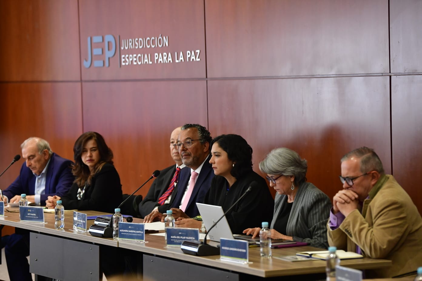 Autoridades nacionales, expertos e interesados en los procesos de amnistía a excombatientes FARC. Entre ellos, el exnegociador Humberto de la Calle, y el exjefe guerrillero Rodrigo Londoño.