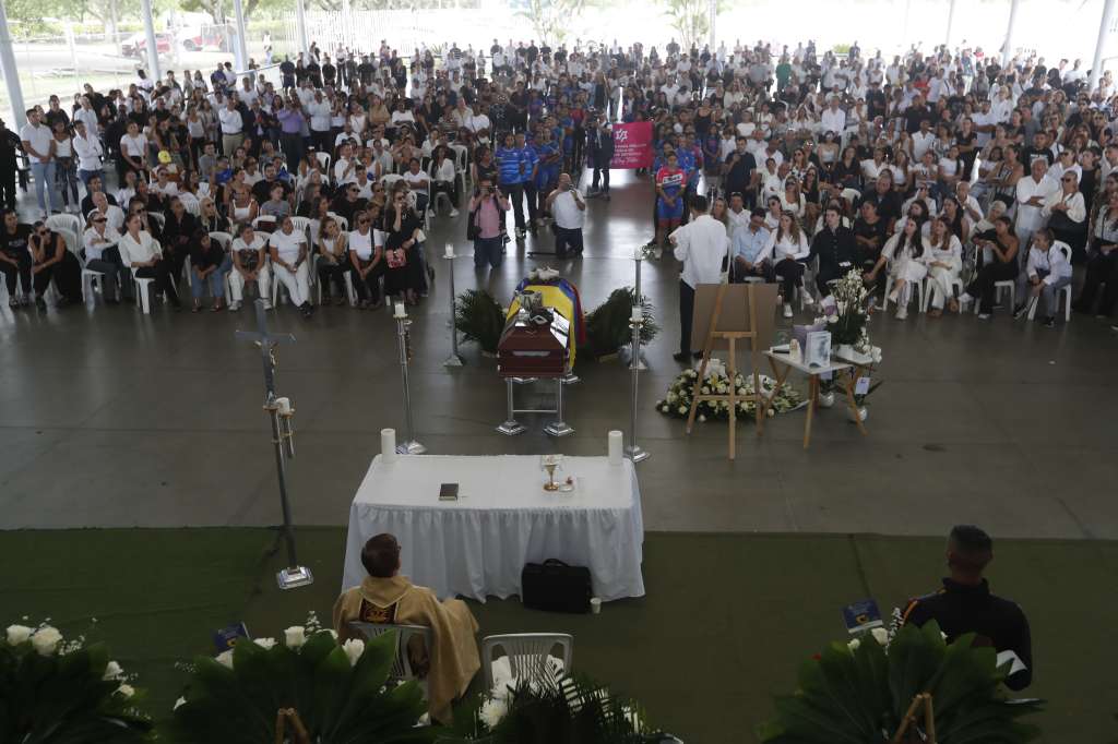 AME8796. CALI (COLOMBIA), 07/08/2023.- Familiares, amigos y colegas asisten hoy al velorio de la expatinadora colombiana Luz Mery Tristán, en Cali (Colombia). Tristán, que fue campeona mundial en 1990, fue asesinada la madrugada de este domingo en un condominio de Cali (suroeste), crimen por el que fue detenido su pareja. La expatinadora de 60 años recibió varios disparos supuestamente de parte de su novio, que atacó a tiros a la Policía cuando ésta llegó al lugar de los hechos. EFE/ Ernesto Guzmán