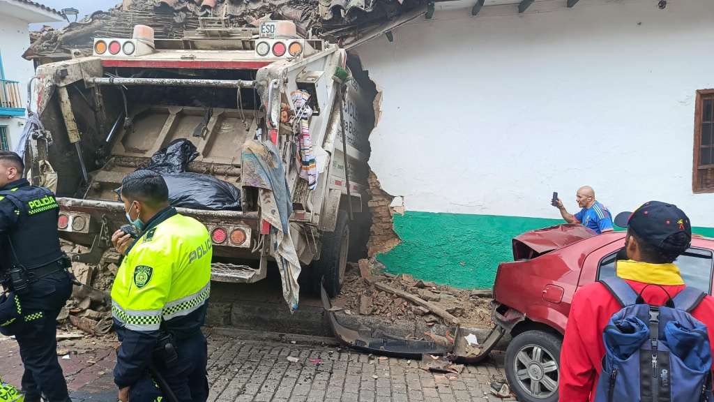 El camión de la basura se estrelló contra una casa patrimonial en la localidad de La Candelaria.