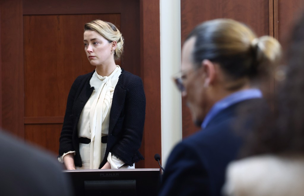 Fairfax (United States), 05/05/2022.- US actress Amber Heard (L) and US actor Johnny Depp during the 50 million US dollar Depp vs Heard defamation trial at the Fairfax County Circuit Court in Fairfax, Virginia, USA, 05 May 2022. Johnny Depp's 50 million US dollar defamation lawsuit against Amber Heard that started on 10 April is expected to last five or six weeks. (Estados Unidos) EFE/EPA/JIM LO SCALZO / POOL