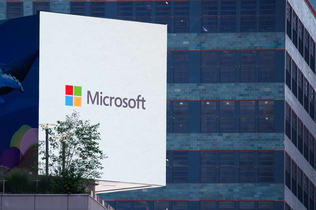 New York (United States), 19/07/2024.- A Screen display the Microsoft Logo in Times Square New York, New York, USA, 19 July 2024. Companies and institutions around the world have been affected on 19 July by a major computer outage in systems running Microsoft Windows linked to a faulty CrowdStrike cyber-security software update. According to CrowdStrike'Äôs CEO, the issue has been identified, isolated and a fix has been deployed (Nueva York) EFE/EPA/KENA BETANCUR