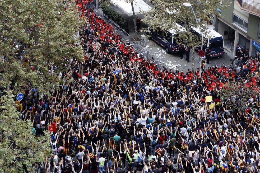 Miles de personas protestaron y se unieron a la huelga convocada en Cataluña. / EFE