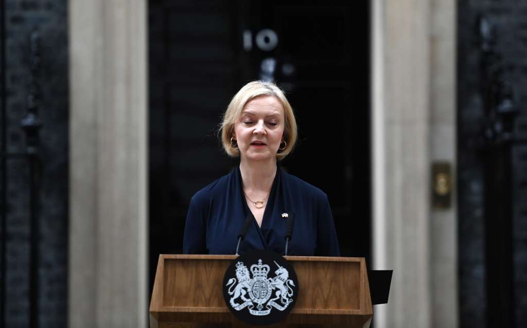 London (United Kingdom), 20/10/2022.- British Prime Minister Liz Truss delivers a resignation statement outside 10 Downing Street in London, Britain, 20 October 2022. Truss gave in to increasing calls for her to resign from Tory MPs. She will remain in power until a new prime minister will be appointed. (Reino Unido, Londres) EFE/EPA/ANDY RAIN