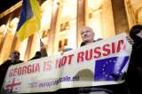 Miles de georgianos claman elecciones “robadas” que vinculan a Rusia en la trama