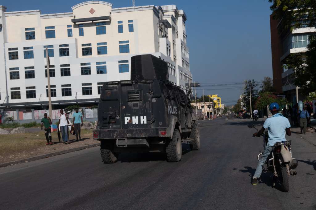 PUERTO PRÍNCIPE (HAITÍ), 02/04/2024.- Un carro blindado de la policía patrulla en Champs Mars, la principal plaza pública de la ciudad, este martes en Puerto Príncipe (Haití). Al menos cinco policías resultaron heridos, uno de ellos de gravedad, después del intento fallido de una poderosa banda armada haitiana de asaltar este lunes el Palacio Nacional en Puerto Príncipe. EFE/ Johnson Sabin
