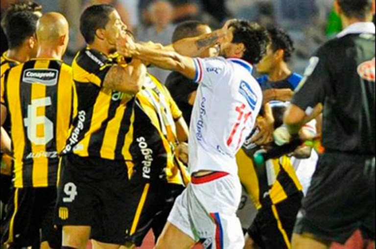 En una batalla campal terminó el clásico uruguayo