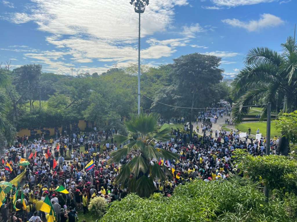 En Neiva la gente se moviliza para rechazar la propuesta de reforma tributaria.