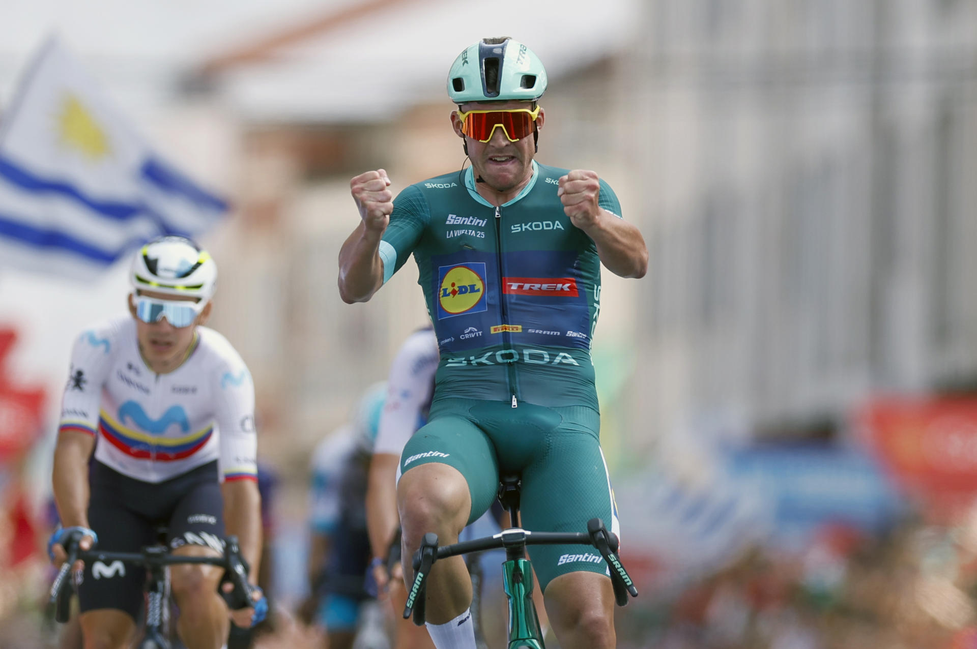 MONFORTE DE LEMOS (LUGO), 07/09/2025.- El ciclista danés Mads Pedersen, de Lidl-Trek, celebra su victoria en la decimoquinta etapa de la Vuelta ciclista a España disputada este domingo entre Vegadeo (Asturias) y Monforte de Lemos (Lugo) sobre un recorrido de 167,8 kilómetros. EFE/ Javier Lizón
