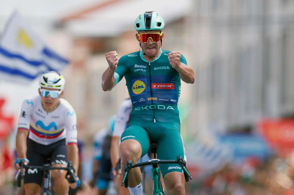 MONFORTE DE LEMOS (LUGO), 07/09/2025.- El ciclista danés Mads Pedersen, de Lidl-Trek, celebra su victoria en la decimoquinta etapa de la Vuelta ciclista a España disputada este domingo entre Vegadeo (Asturias) y Monforte de Lemos (Lugo) sobre un recorrido de 167,8 kilómetros. EFE/ Javier Lizón