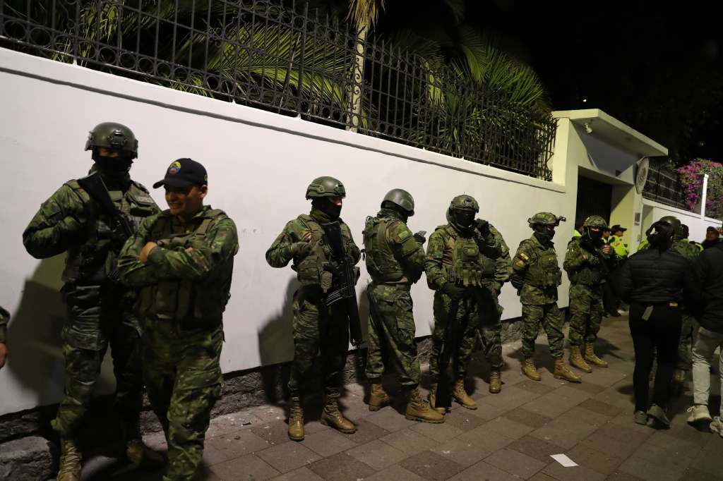 AME5087. QUITO (ECUADOR), 05/04/2024.- Integrantes de un cuerpo élite de la Policía ecuatoriana irrumpen en la Embajada de México para detener al exvicepresidente Jorge Glas, condenado por corrupción, y a quien se le fue negado el asilo político, este viernes en Quito (Ecuador). EFE/ José Jácome