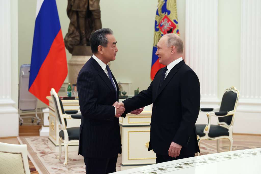 Moscow (Russian Federation), 21/02/2023.- Russian President Vladimir Putin (R) shakes hands with China's Director of the Office of the Central Foreign Affairs Commission Wang Yi during their meeting in the Kremlin, in Moscow, Russia, 22 February 2023. (Rusia, Moscú) EFE/EPA/ANTON NOVODEREZHKIN/SPUTNIK/KREMLIN / POOL MANDATORY CREDIT