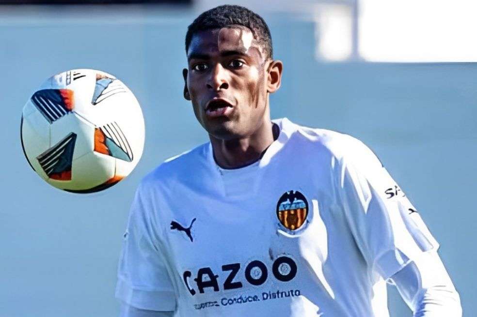Cristhian Mosquera ya juega con el primer equipo de Valencia en España.