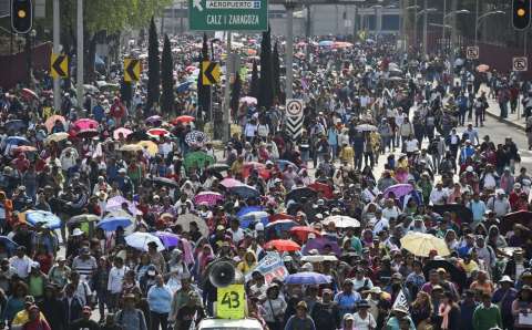 Miles marchan en México para recordar la desaparición de los 43 estudiantes
