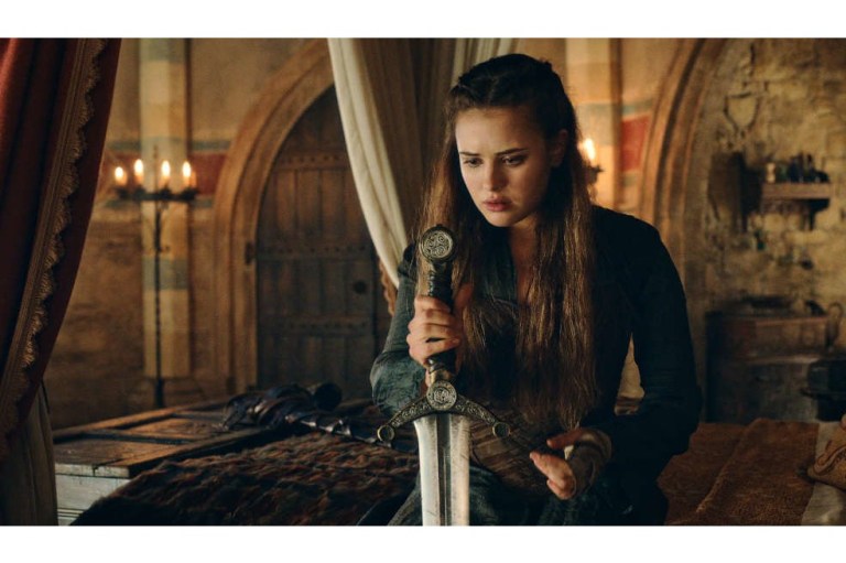 Katherine Langford muestra su lado más guerrero en el tráiler final de “Maldita”