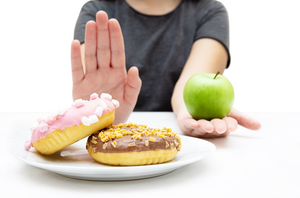 Buscar alimentos ricos en fibra (integrales) con poca o ninguna adición de azúcar, sal o grasa es clave para cuidar la salud.