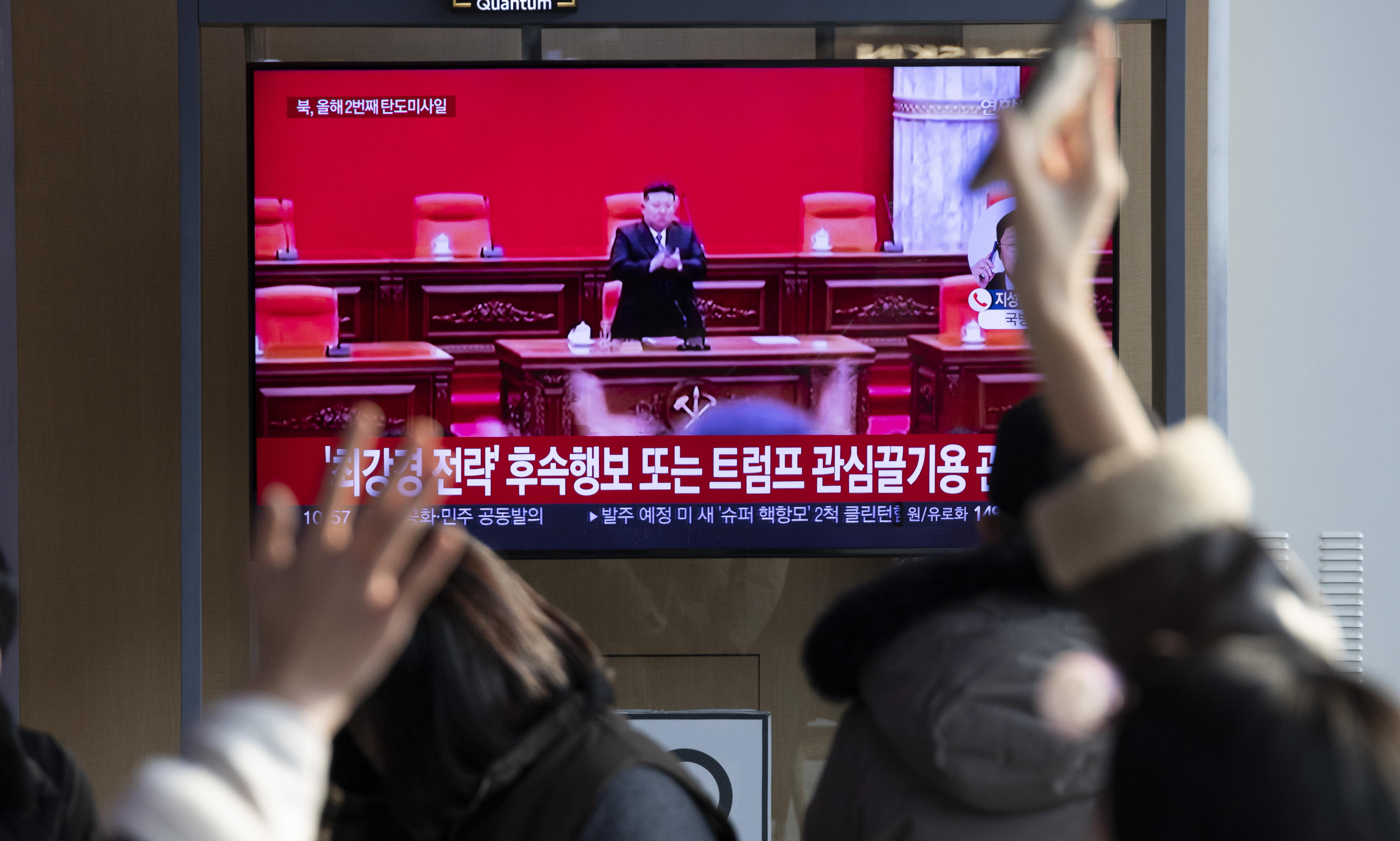 Seoul (Korea, Republic Of), 14/01/2025.- People watch the news at a station in Seoul, South Korea, 14 January 2025. According to South Korea's Joint Chiefs of Staff (JCS), North Korea launched several Ballistic Missile into the East Sea on 14 January. (Corea del Sur, Seúl) EFE/EPA/JEON HEON-KYUN
