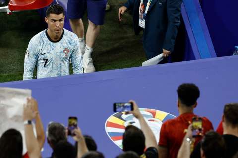 Cristiano Ronaldo por poco es pateado por un fan que saltó desde las gradas: video