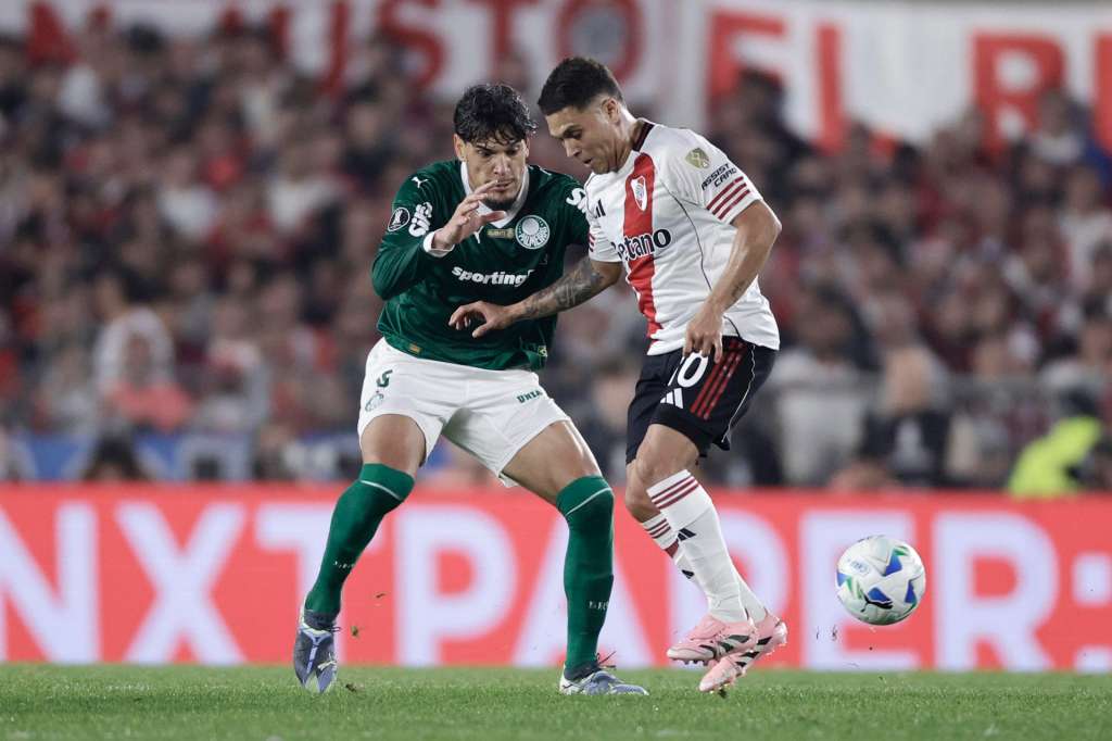 AME533. BUENOS AIRES (ARGENTINA), 17/09/2025.- Juan Fernando Quintero (d) de River Plate disputa el balón con Gustavo Gómez de Palmeiras este miércoles, durante un partido de cuartos de final de la Copa Libertadores entre River Plate y Palmeiras en el estadio Monumental, en Buenos Aires (Argentina). EFE/ Juan Ignacio Roncoroni
