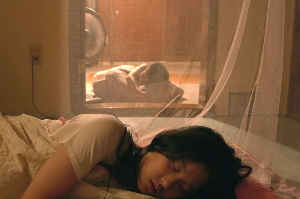 La familia de Okju está compuesta por su padre, su pequeño hermano Dongju, una tía y el abuelo. La película "Moving On" narra la vida de estos personajes que viven en la misma casa.
