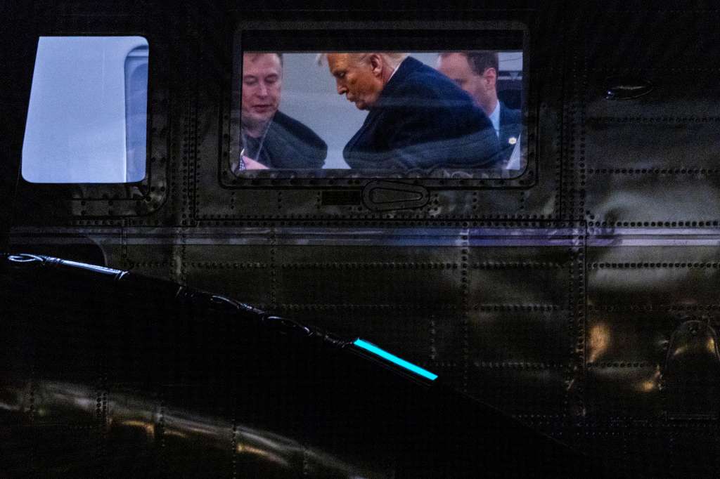 WASHINGTON (United States), 09/03/2025.- US President Donald Trump (C) talks with Elon Musk (L) as Marine One lands on the South Lawn of the White House in Washington, DC, USA, 09 March 2025. Trump is returning from a weekend trip at his home in Florida. EFE/EPA/SHAWN THEW / POOL