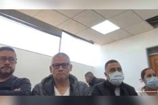 Un hombre y una mujer, ambos policías activos adscritos al CAI Villa Claudia, en Kennedy, fueron capturados por pertenecer, según la Fiscalía, a una banda de distribución y venta de licor adulterado en zonas de rumba de la localidad.
