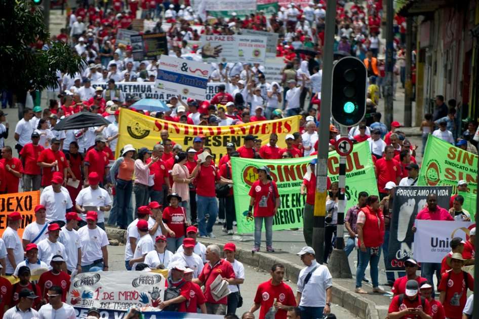 Trabajadores marchan en Medellín.