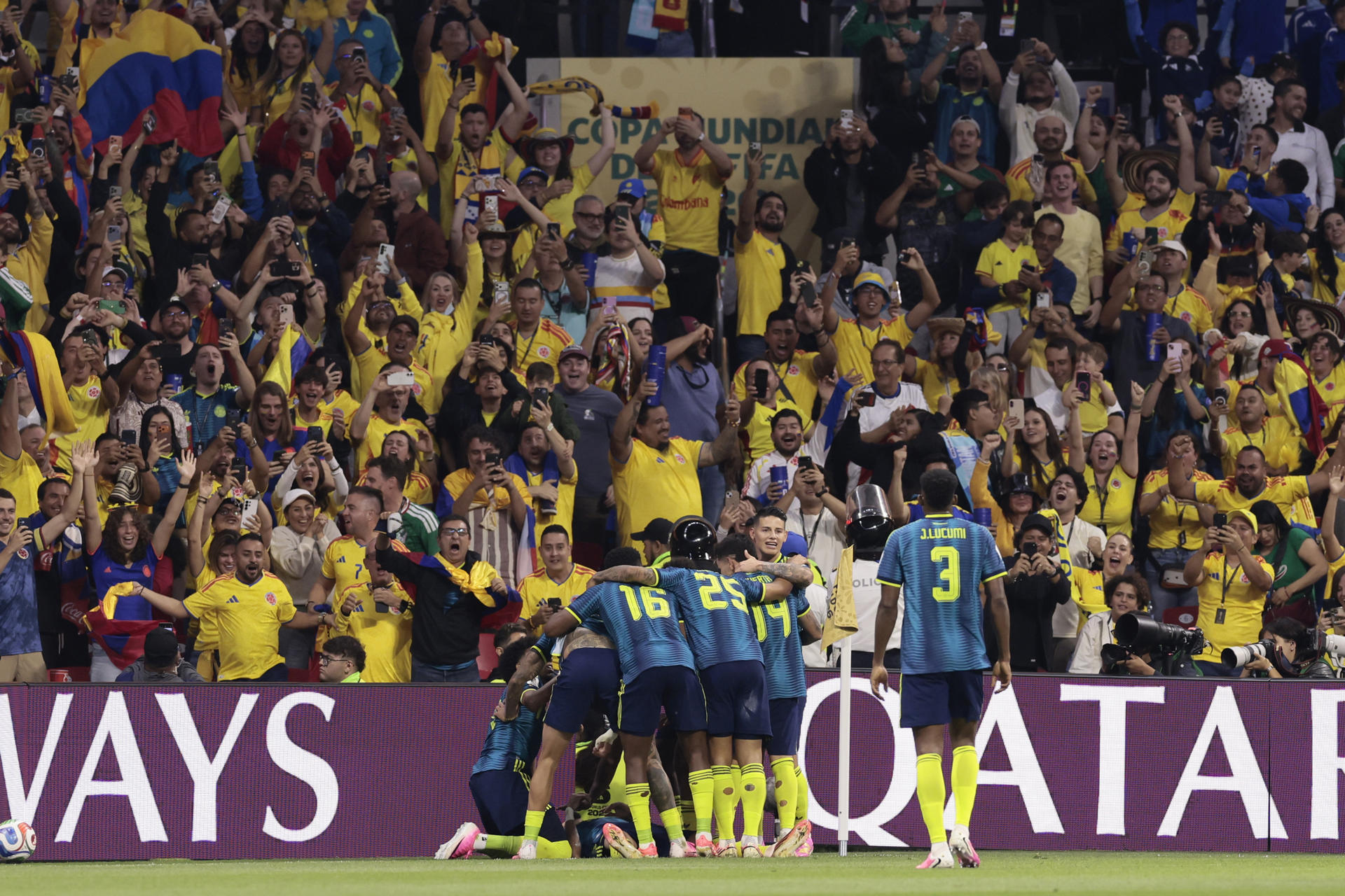 GR4420. CIUDAD DE MÉXICO (MÉXICO), 17/06/2026.- Jugadores de Colombia celebran un gol este miércoles, en un partido del grupo K del Mundial de la FIFA 2026 entre Uzbekistán y Colombia, en el estadio Azteca en Ciudad de México (México). EFE/ José Méndez