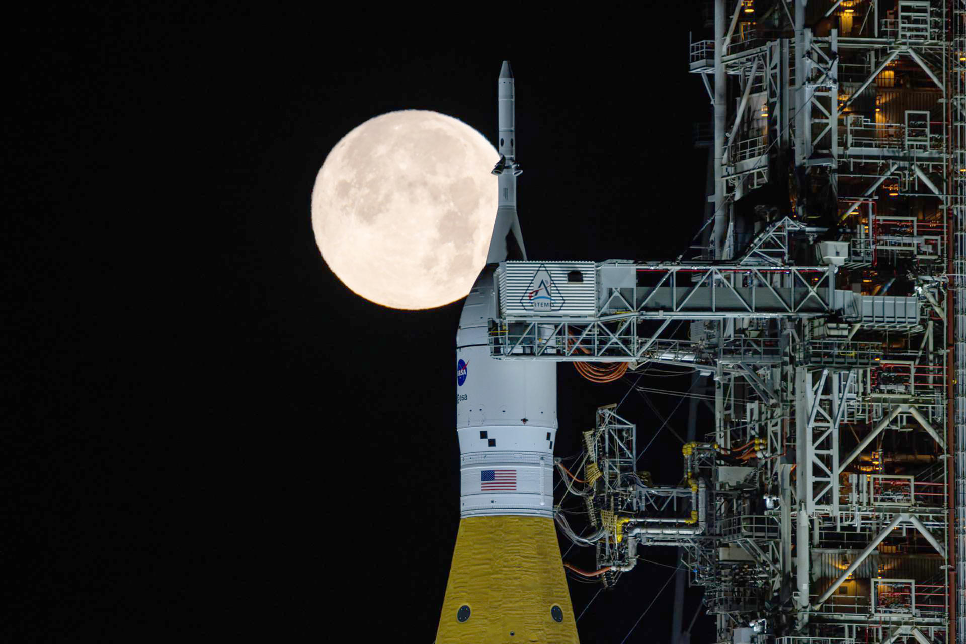 USA7894. CABO CAÑAVERAL (FL, EEUU), 02/02/2026.- Fotografía cedida por la NASA que muestra el cohete del Sistema de Lanzamiento Espacial (SLS) y la nave espacial Orion (arriba) de la misión Artemis II instalados en las primeras horas del 1 de febrero de 2026 sobre la plataforma de lanzamiento móvil del Centro Espacial Kennedy de la NASA en Cabo Cañaveral, Florida (EE.UU.). La NASA dio luz verde este lunes para comenzar el 'ensayo en frío' de la misión Artemis II, que llevará cuatro tripulantes alrededor de la Luna no antes del próximo domingo, pese a las bajas e inusuales temperaturas en el estado de Florida. EFE/Sam Lott/NASA /SOLO USO EDITORIAL /NO VENTAS /SOLO DISPONIBLE PARA ILUSTRAR LA NOTICIA QUE ACOMPAÑA /CRÉDITO OBLIGATORIO