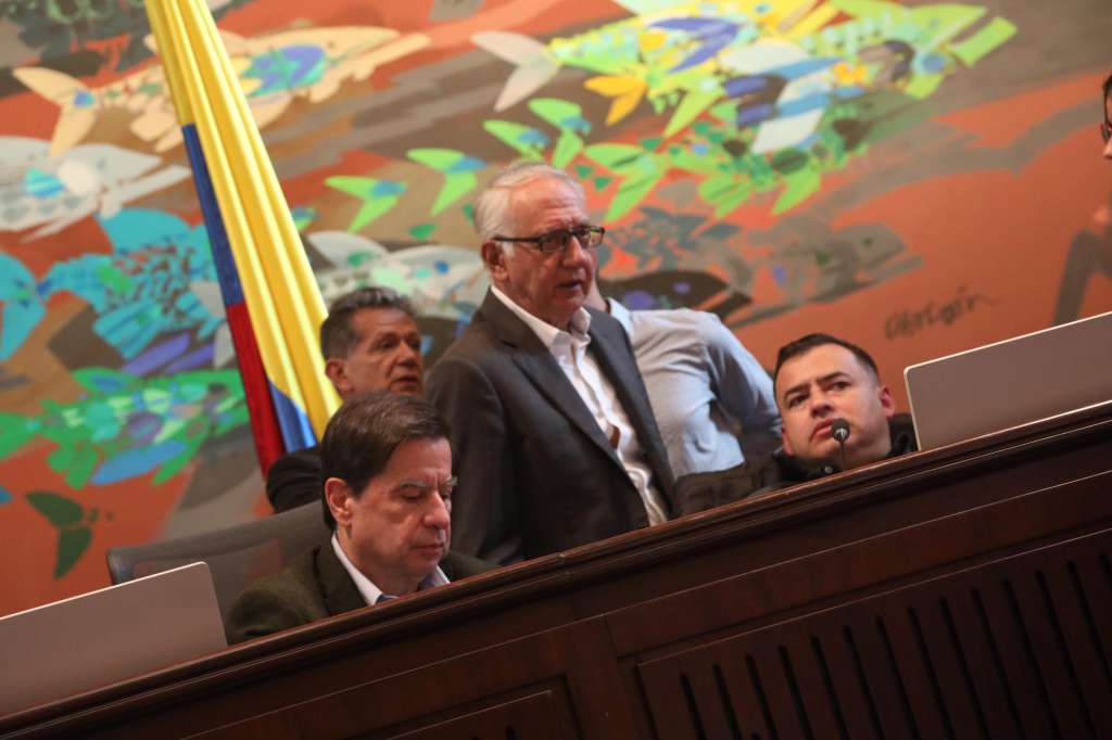 Ministros del Interior, Juan Fernando Cristo, y de la Salud, Guillermo Alfonso Jaramillo, en debate de reforma a la salud.