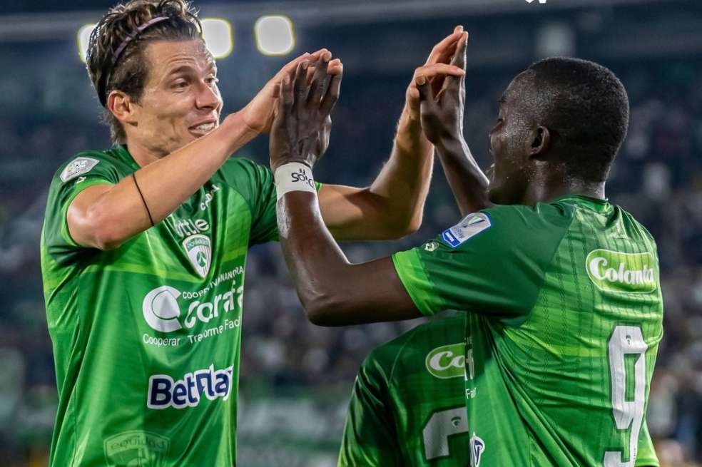 Felipe Acosta (izq.) celebra con el autor de los dos goles, Kevin Viveros.