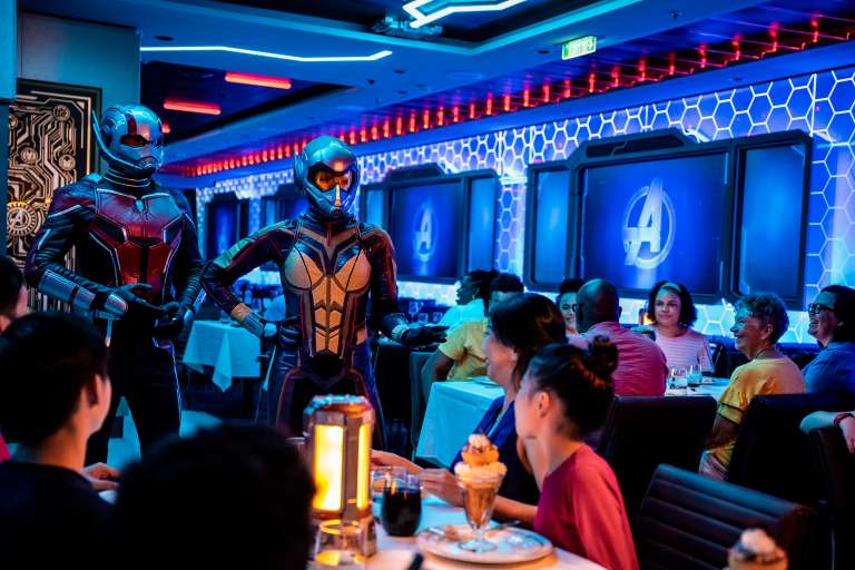 Worlds of Marvel complementa los tres nuevos y exclusivos restaurantes familiares del Disney Wish. Allí podrá explorar tecnología cuántica de última generación en Avengers Technology Showcase mientras disfruta de un recorrido por la gastronomía mundial: desde clásicos platos norteamericanos hasta ricos sabores africanos, inspirados en algunos de sus héroes favoritos. Durante la cena, salte a su propia historia superheroína en la que algunos de sus Avengers favoritos podrían recurrir a usted para que les ayude a salvar el día.
