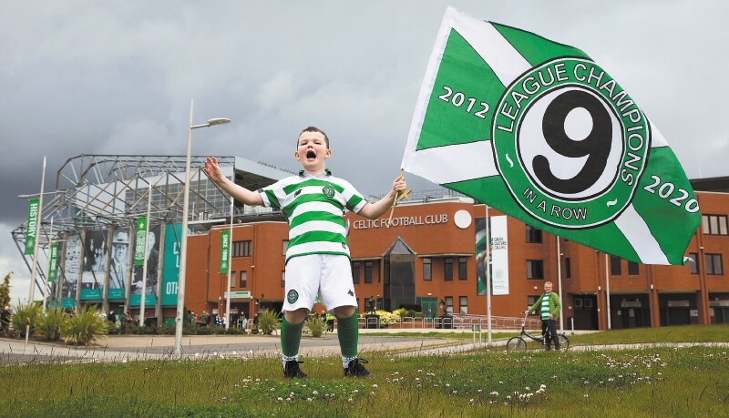 El deporte genera pasión y sentido de pertenencia como pocas actividades en la vida. Este niño de Glasgow celebra en las afueras del estadio vacío el noveno título consecutivo del Celtic, en la Liga escocesa de fútbol. / EFE