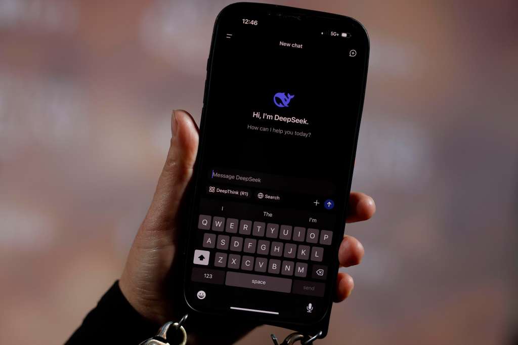 Los Angeles (United States), 28/01/2025.- In this photo illustration, a person holds a phone showing the DeepSeek app in Los Angeles, California, USA, 28 January 2025. Stock of Nvidia plunged 17 percent, the worst daily percentage loss since March 2020, in the midst of DeepSeek, the Chinese AI company, developing a ChatGPT rival at a fraction of the reported cost of its American peers. EFE/EPA/CAROLINE BREHMAN